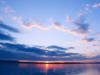 Пейзаж на закате, отражение солнца в озере